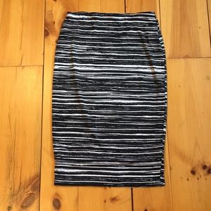Pull on black and white skirt